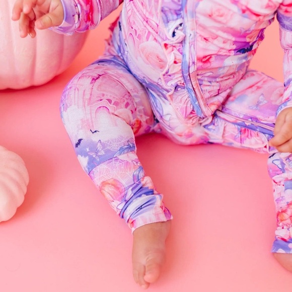 Bums & Roses
Convertible Ruffle Romper Collection: Romeo And Ghouliet 9/12m - Picture 3 of 11